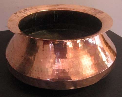 For sale this very large antique copper pot. Not very often available in this size! 41cm diameter
