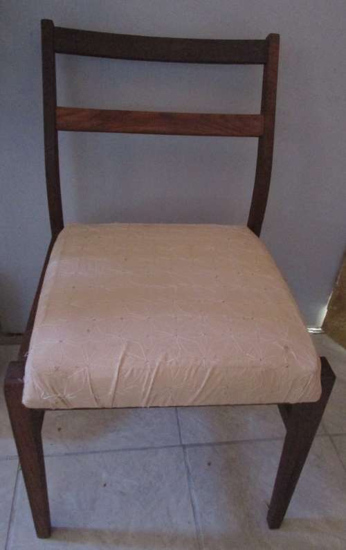 A FANTASTIC VINTAGE SOLID WOOD CHAIR