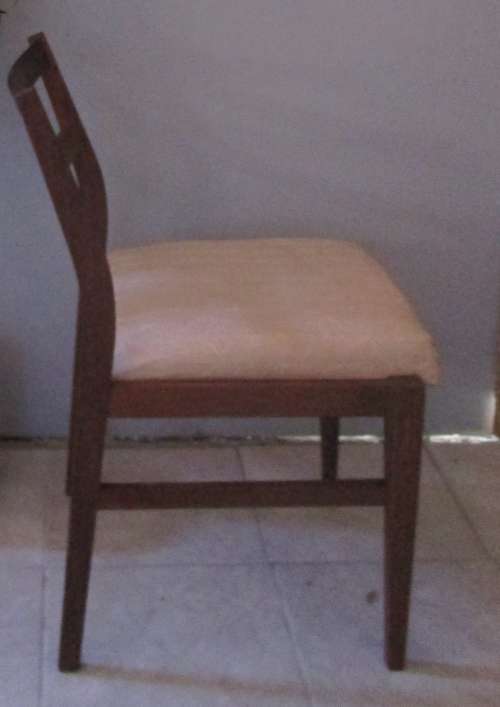 A FANTASTIC VINTAGE SOLID WOOD CHAIR