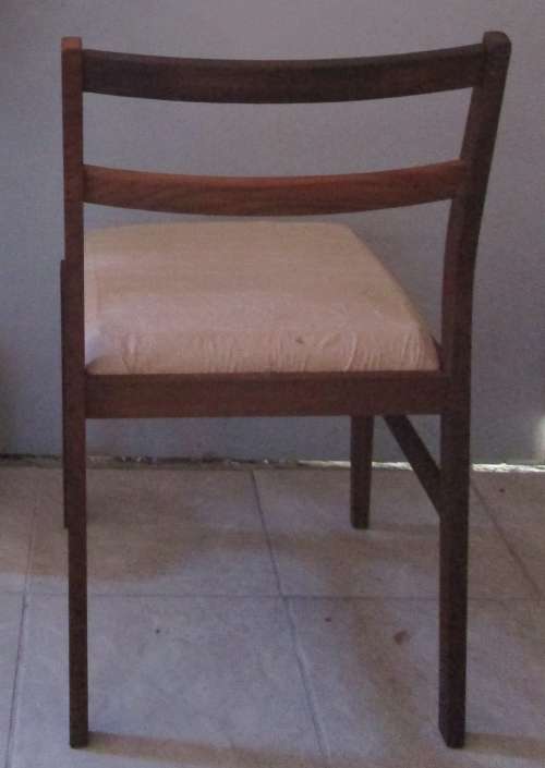 A FANTASTIC VINTAGE SOLID WOOD CHAIR