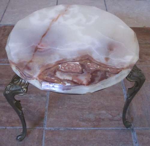 A GORGEOUS AND STYLYS ORNATE BRASS LEG TABLE WITH A STUNNING ONEX TOP