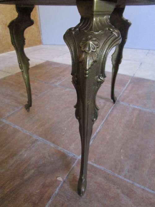 A GORGEOUS AND STYLYS ORNATE BRASS LEG TABLE WITH A STUNNING ONEX TOP