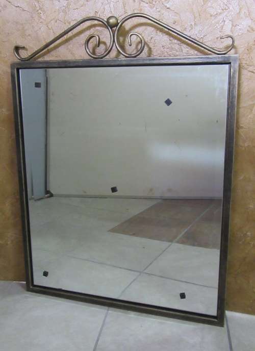 A BEAUTIFULLY DESIGH METAL FRAM MIRROR STUNNING PIECE