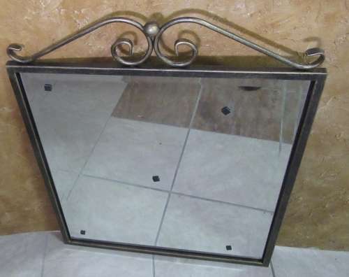 A BEAUTIFULLY DESIGH METAL FRAM MIRROR STUNNING PIECE