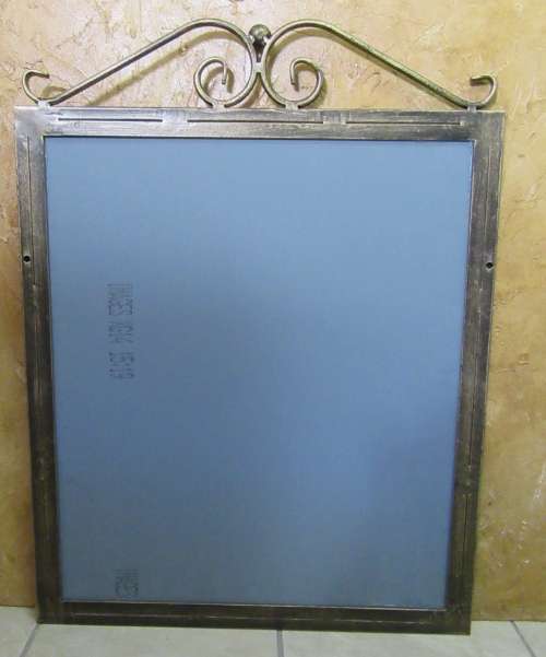 A BEAUTIFULLY DESIGH METAL FRAM MIRROR STUNNING PIECE