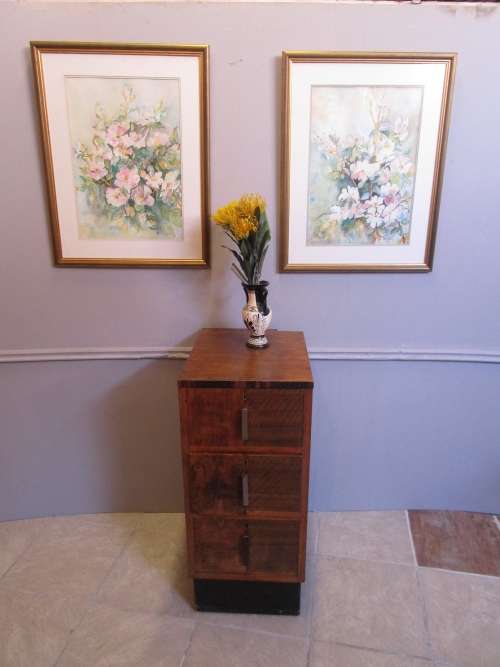 A FANTASTIC ART DECO STYLE CHEST OF DRAWERS IT CAN EVEN SERVE AS A SIDE TABLE WITH DRAWERS