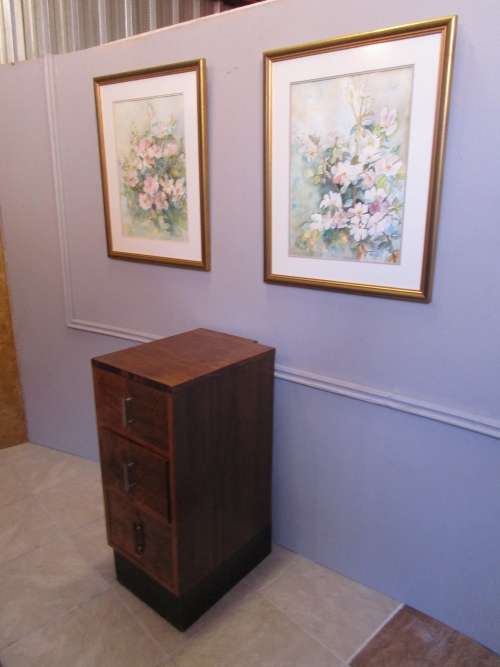 A FANTASTIC ART DECO STYLE CHEST OF DRAWERS IT CAN EVEN SERVE AS A SIDE TABLE WITH DRAWERS