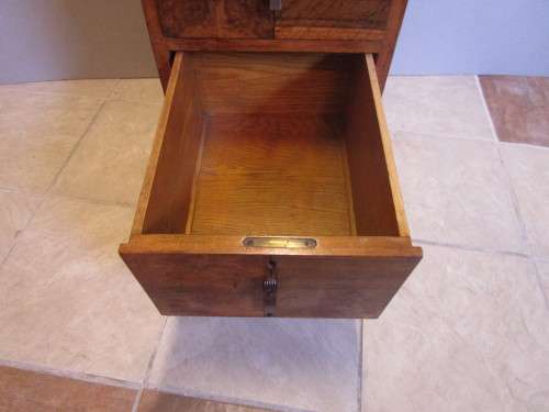 A FANTASTIC ART DECO STYLE CHEST OF DRAWERS IT CAN EVEN SERVE AS A SIDE TABLE WITH DRAWERS