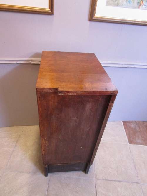 A FANTASTIC ART DECO STYLE CHEST OF DRAWERS IT CAN EVEN SERVE AS A SIDE TABLE WITH DRAWERS