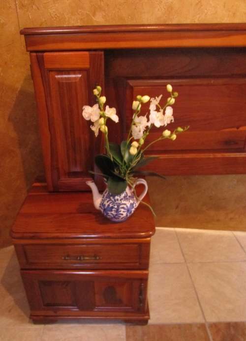 AN ABSOLUTELY EXQUISITE KIAAT DOUBLE TO KING SIZE HEADBOARD WITH TWO PEDESTALS