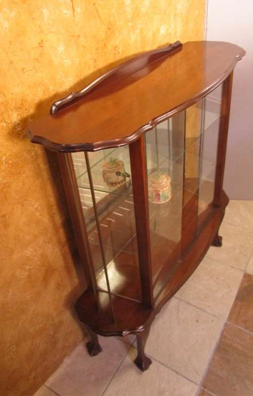 A VERY DIFFERENT IMBUIA BALL & CALW GLASS CABINET WITH A MIRROR AT THE BACK FINISHED OF WITH BRASS