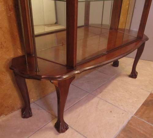 A VERY DIFFERENT IMBUIA BALL & CALW GLASS CABINET WITH A MIRROR AT THE BACK FINISHED OF WITH BRASS