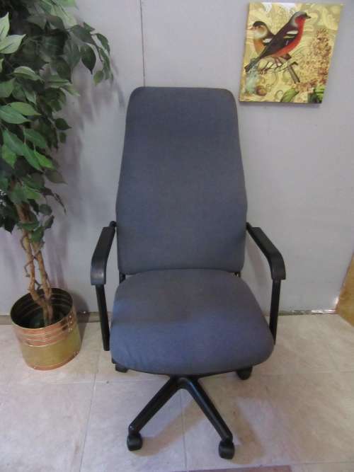 A VERY COMFORTABLE OFFICE CHAIR FOR ALL THAT LONG HOURS IN FRONT OF THE DESK