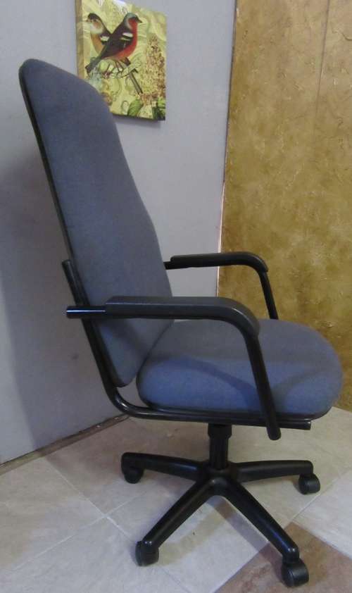 A VERY COMFORTABLE OFFICE CHAIR FOR ALL THAT LONG HOURS IN FRONT OF THE DESK