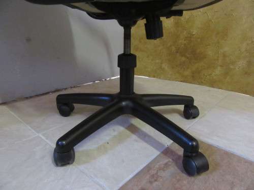 A VERY COMFORTABLE OFFICE CHAIR FOR ALL THAT LONG HOURS IN FRONT OF THE DESK