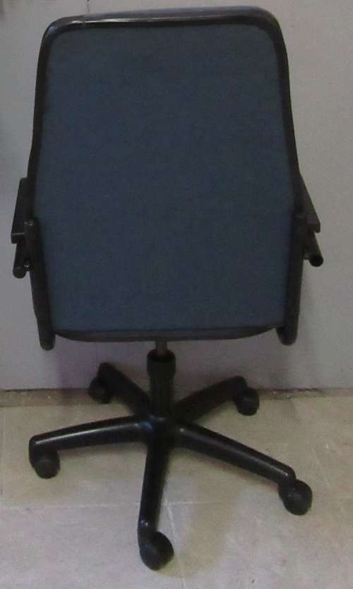 A VERY COMFORTABLE OFFICE CHAIR FOR ALL THAT LONG HOURS IN FRONT OF THE DESK
