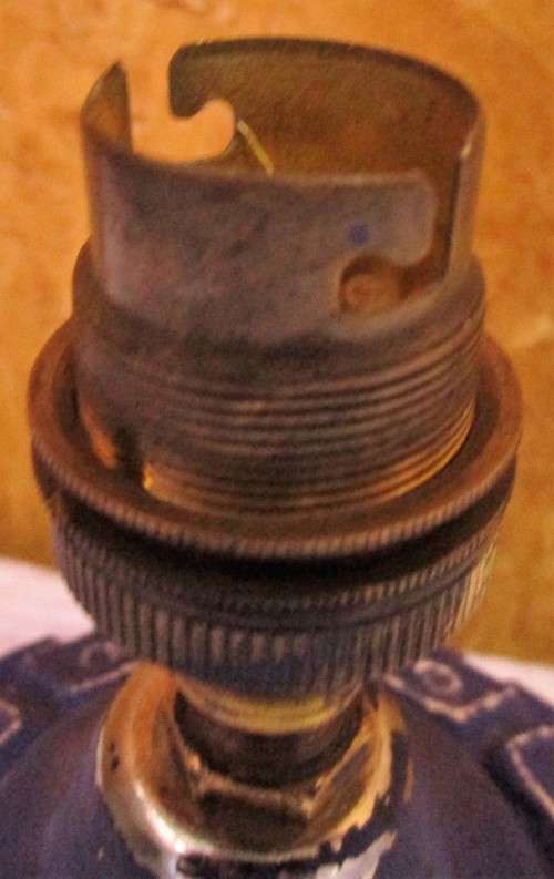 A TRENDY SHABBY CHIC CHALK PAINTED TABEL/BEDSIDE LAMP - TESTED WORKING