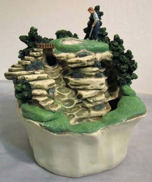 A BEAUTIFUL PRISMARTE CERAMIC GOLF WATER FEATURES FOR A DESK