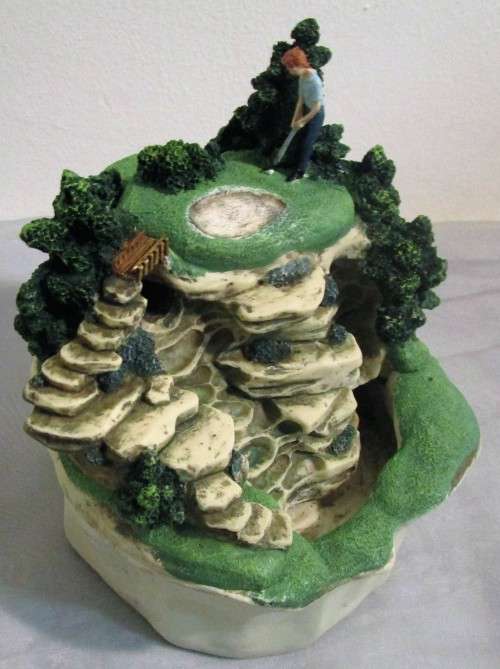 A BEAUTIFUL PRISMARTE CERAMIC GOLF WATER FEATURES FOR A DESK