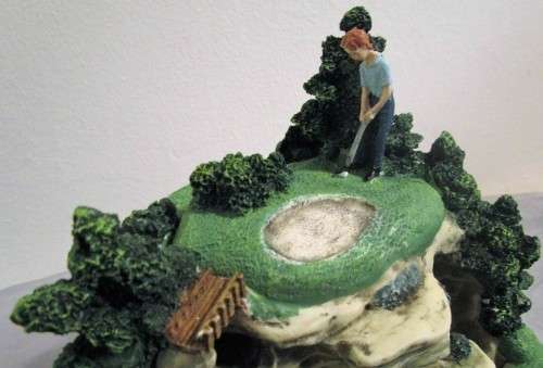 A BEAUTIFUL PRISMARTE CERAMIC GOLF WATER FEATURES FOR A DESK