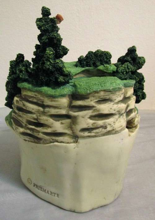 A BEAUTIFUL PRISMARTE CERAMIC GOLF WATER FEATURES FOR A DESK