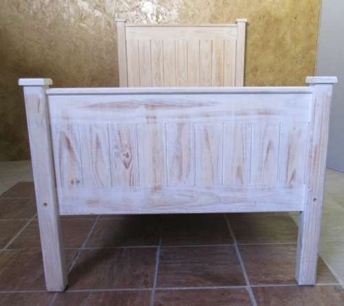A TRENDY & STYLISH SOLID WOOD SHABBY CHIC SINGLE BED