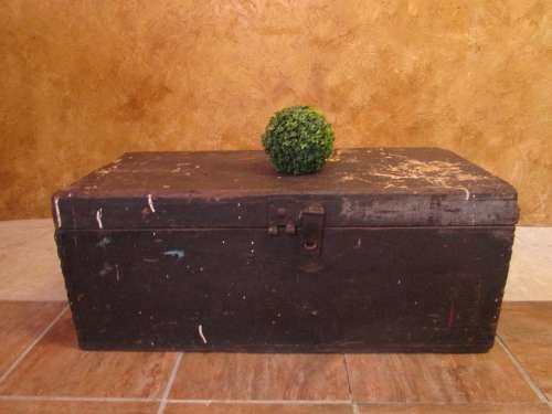 WOW A BEAUTIFUL VINTAGE SOLID WOOD TRUNK - STUNNING SHABBY CHIC COFFEE TABLE