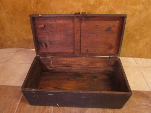 WOW A BEAUTIFUL VINTAGE SOLID WOOD TRUNK - STUNNING SHABBY CHIC COFFEE TABLE