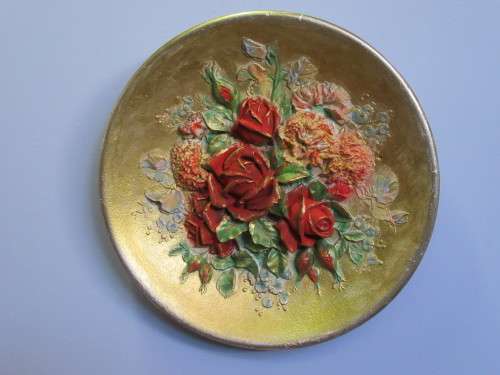 A MARVELOUS VINTAGE LARGE WALL PLATE WITH STUNNING 3D DETAIL