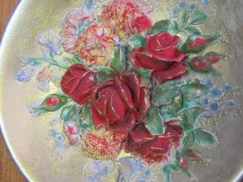 A MARVELOUS VINTAGE LARGE WALL PLATE WITH STUNNING 3D DETAIL