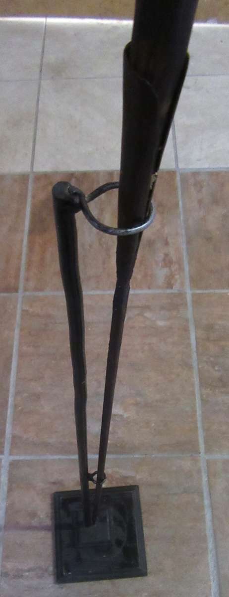 A VINTAGE ZULU ASSEGAAI - WITH A STAND TO DISPLAY IT UP RIGHT - 1.99 M