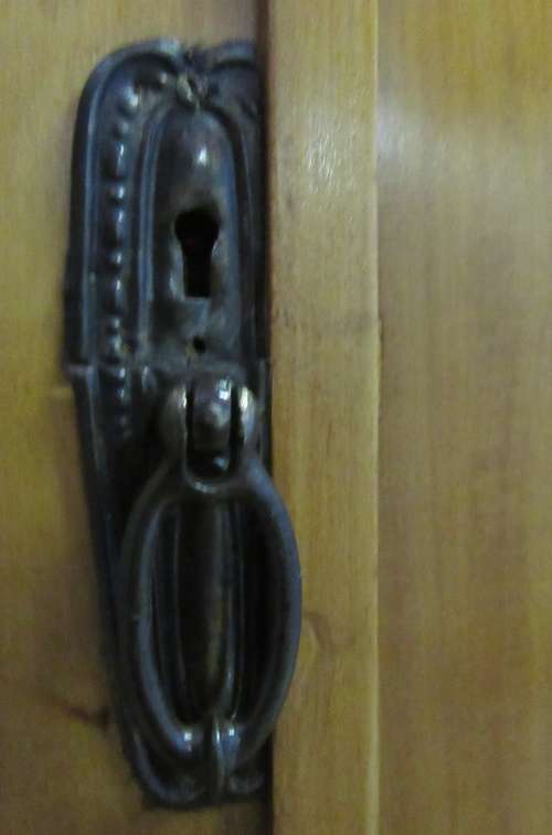 A GORGEOUS 1920'S ARTS AND CRAFTS WARDROBE WITH BEAUTIFUL CARFT DETAIL