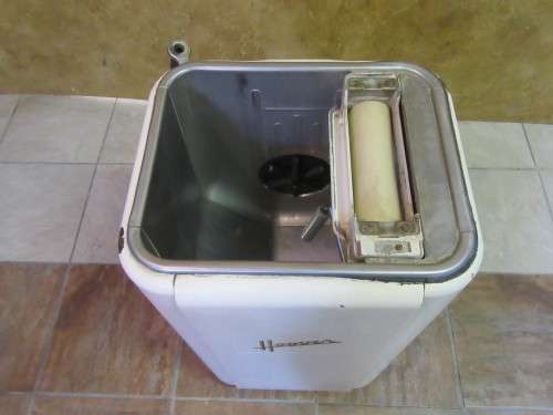 WOW A VINTAGE HOOVER TRADE MARK ELECTRIC WASHING MACHINE