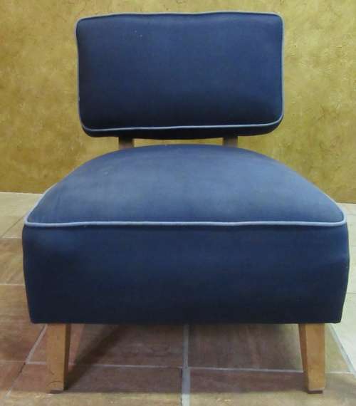 A MARVELOUS VINTAGE STYLE OCCASIONAL CHAIR WILL LOOK STUNNING IN NEW UPHOLSTERY
