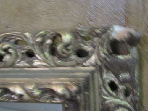 A ELGANT & STYLISH GOLD FRAME MIRROR WITH A STUNNING GILDED FRAME