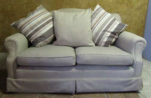 A VERY COMFORTABLE 2 SEATER COUCH IN GOOD CONDITTION