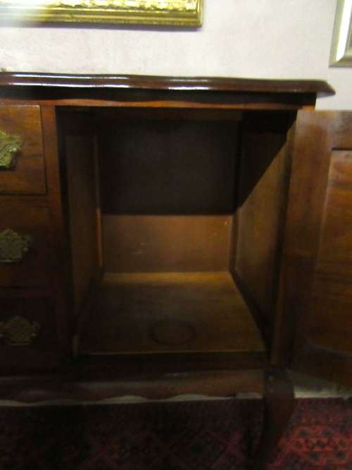 A BEAUTIFULL LARGE BALL & CLAW SIDE SERVER WITH STUNNING DETAIL