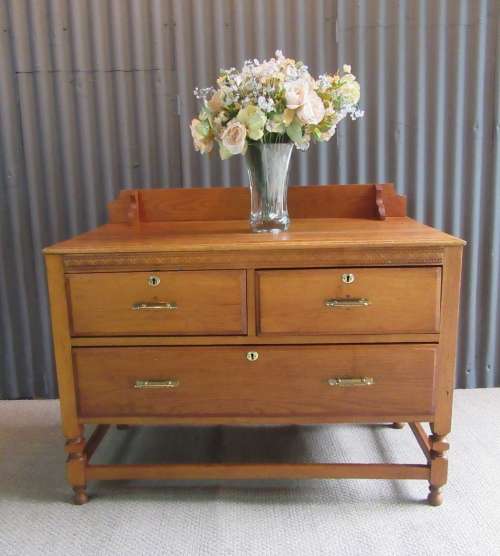 A MAGNIFICENT ANTIQUE LOW BOY WITH 3 DRAWERS AND BEAUTIFUL DETAIL