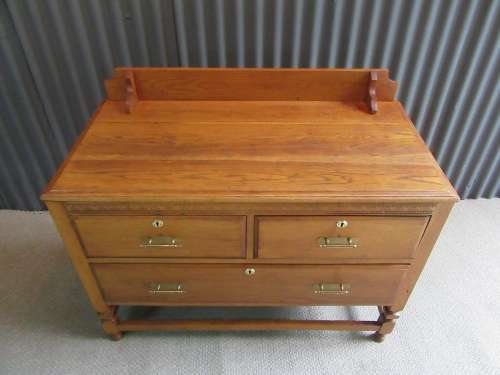 A MAGNIFICENT ANTIQUE LOW BOY WITH 3 DRAWERS AND BEAUTIFUL DETAIL