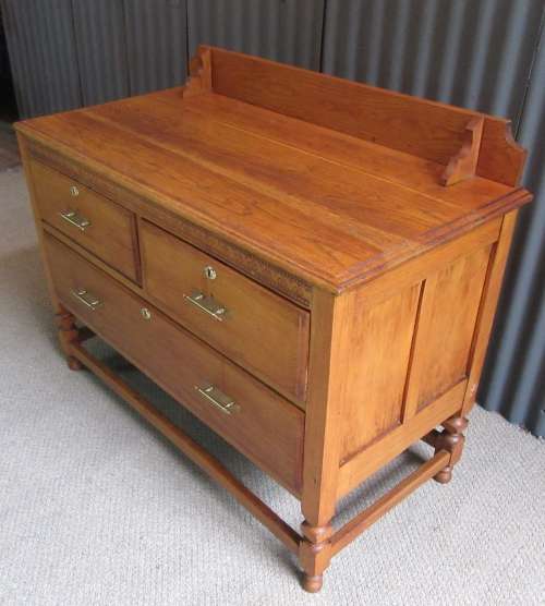 A MAGNIFICENT ANTIQUE LOW BOY WITH 3 DRAWERS AND BEAUTIFUL DETAIL