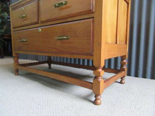 A MAGNIFICENT ANTIQUE LOW BOY WITH 3 DRAWERS AND BEAUTIFUL DETAIL