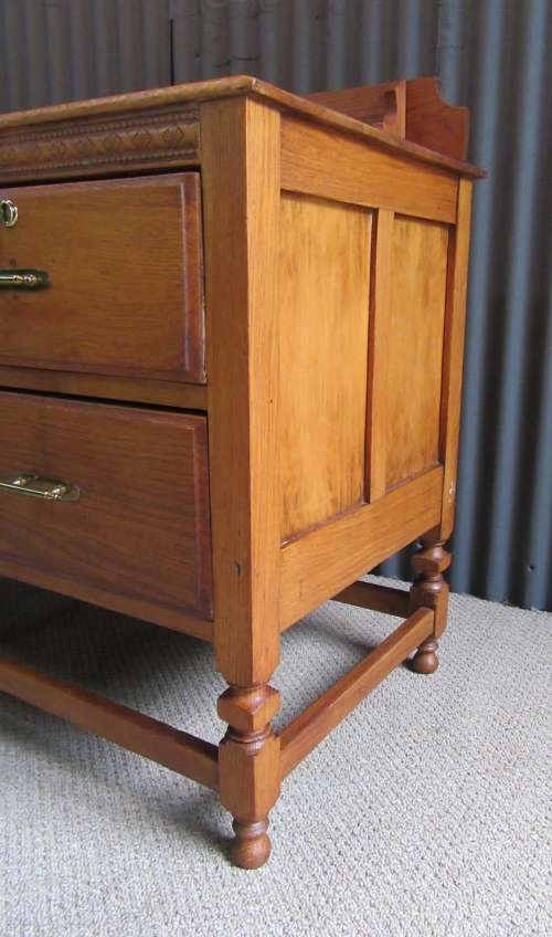 A MAGNIFICENT ANTIQUE LOW BOY WITH 3 DRAWERS AND BEAUTIFUL DETAIL