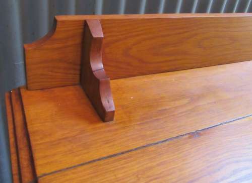 A MAGNIFICENT ANTIQUE LOW BOY WITH 3 DRAWERS AND BEAUTIFUL DETAIL