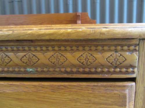 A MAGNIFICENT ANTIQUE LOW BOY WITH 3 DRAWERS AND BEAUTIFUL DETAIL
