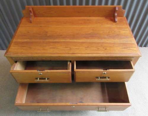 A MAGNIFICENT ANTIQUE LOW BOY WITH 3 DRAWERS AND BEAUTIFUL DETAIL