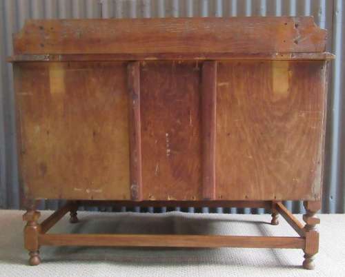 A MAGNIFICENT ANTIQUE LOW BOY WITH 3 DRAWERS AND BEAUTIFUL DETAIL