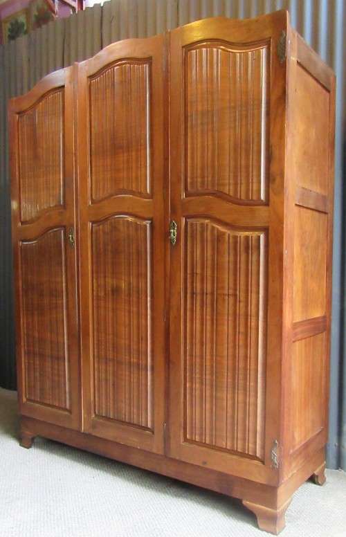 A STUNNING VINTAGE THREE DOOR CUPBOARD - WITH LOTS OF SPACE AND DRAWERS INSIDE