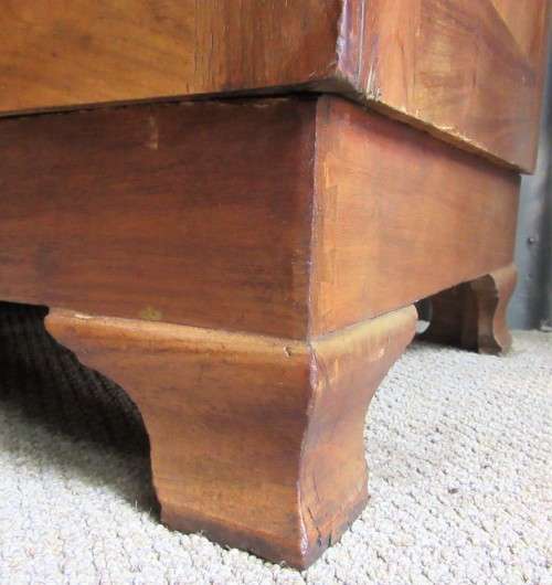 A STUNNING VINTAGE THREE DOOR CUPBOARD - WITH LOTS OF SPACE AND DRAWERS INSIDE