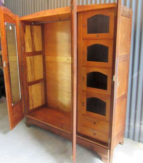 A STUNNING VINTAGE THREE DOOR CUPBOARD - WITH LOTS OF SPACE AND DRAWERS INSIDE