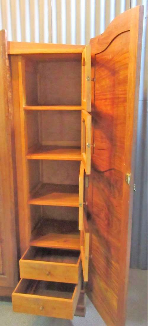 A STUNNING VINTAGE THREE DOOR CUPBOARD - WITH LOTS OF SPACE AND DRAWERS INSIDE